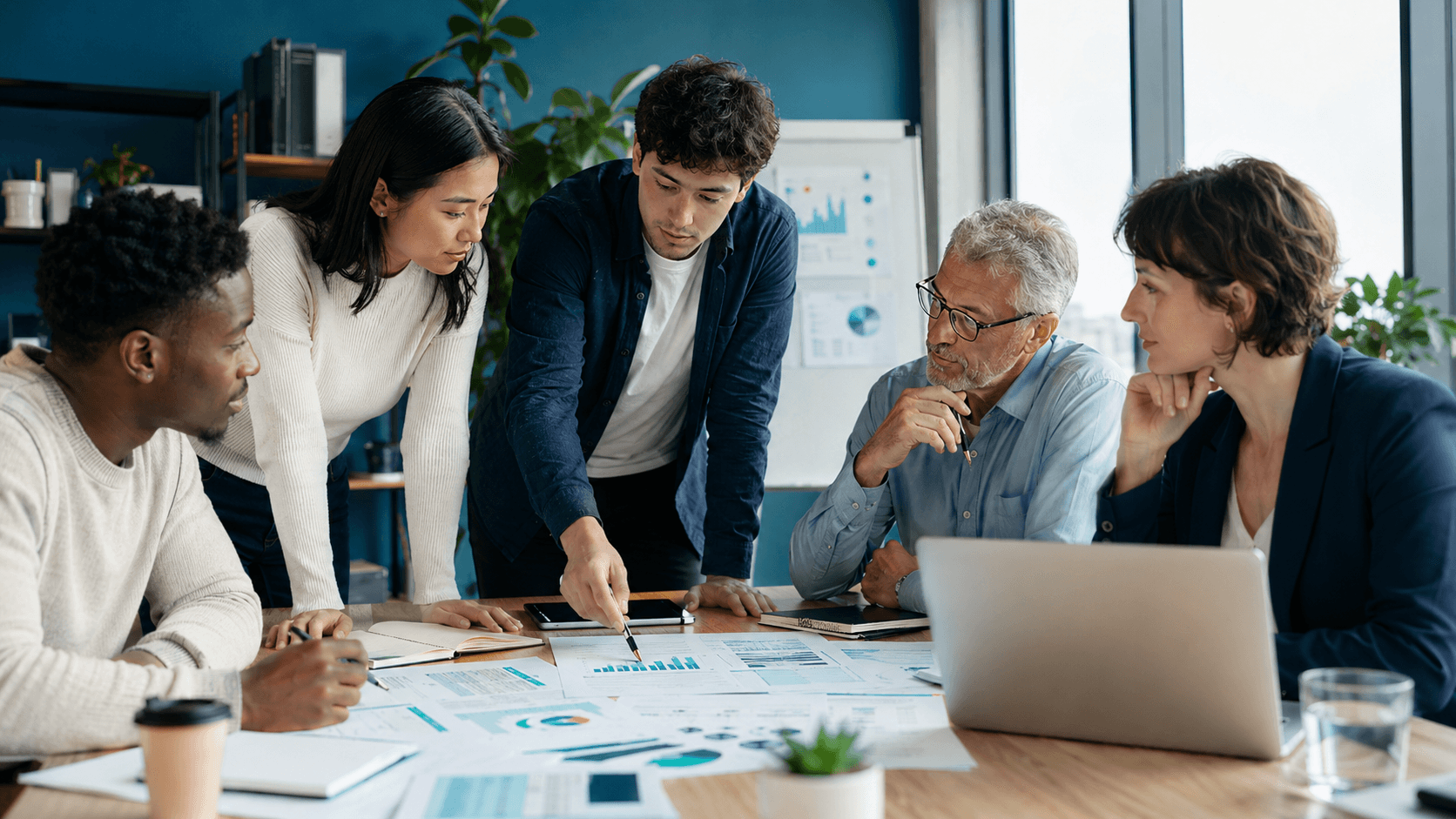 Groupe de travail en train de chiffrer un projet sur ordinateur